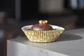 Ďalší obrázok produktu Cukrárenský košíček (PAP) Hviezdy bielo/zlatý priemer 50 x 30 mm [40 ks]