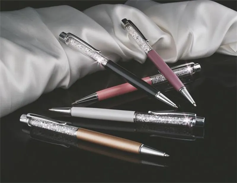 Hlavný obrázok produktu Kuličkové pero "MADE WITH SWAROVSKI ELEMENTS", světle purpurová, s krystaly, 14 cm