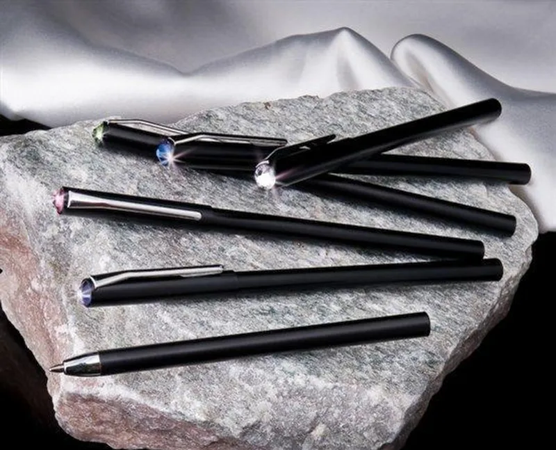 Hlavný obrázok produktu Kuličkové pero s krystalem - safír, 13,5cm "MADE WITH SWAROVSKI ELEMENTS", černé