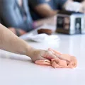 Ďalší obrázok produktu Netkaná textília Tork Premium v skladanej verzii - červená [40 ks]
